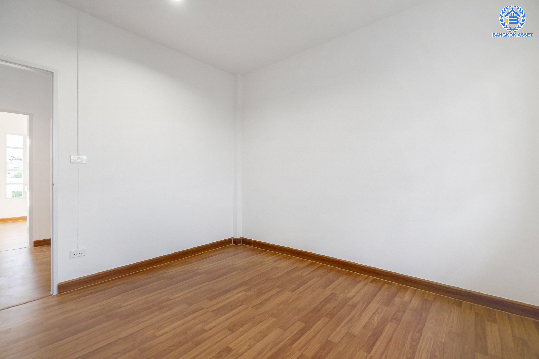 บ้านมือสองตกแต่งใหม่ ม.ดิเอมเมอรัลด์พาร์ค2 บางกรวย-ไทรน้อย เนื้อที่ 58.9 ตร.ว. ฟังก์ชัน 5 ห้องนอน 3 ห้องน้ำ 1 ห้องอเนกประสงค์ 2 ที่จอดรถ บนทำเลศักยภาพ เชื่อมสู่ถนนชัยพฤกษ์ เพียง 5 นาที ใกล้เซ็นทรัลเวสต์เกต และรถไฟฟ้าสายสีม่วง "สถานีบางพลู"...